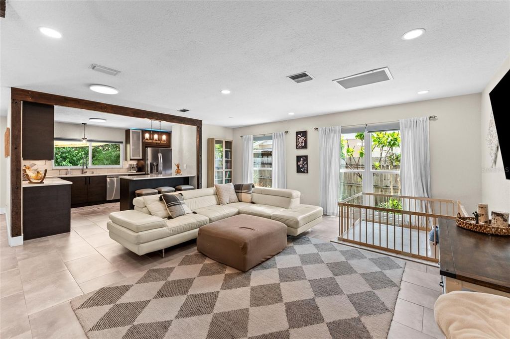 Image 15 of property listing at 6916 WILLIAMS DRIVE, Tampa, FL 33634