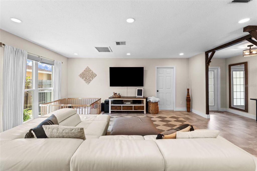 Image 16 of property listing at 6916 WILLIAMS DRIVE, Tampa, FL 33634