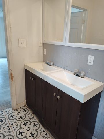 527 W 6th Street, Freeport, TX 77541