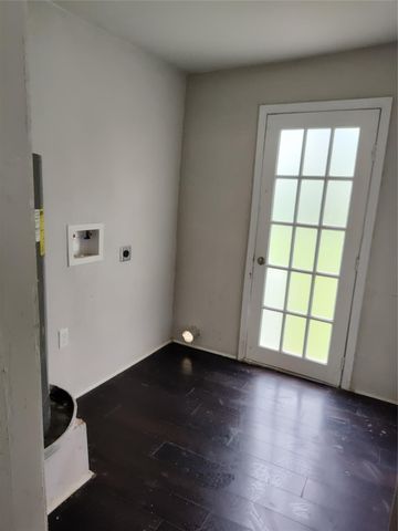 527 W 6th Street, Freeport, TX 77541