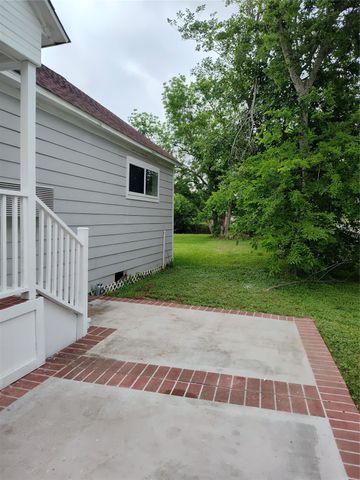 527 W 6th Street, Freeport, TX 77541