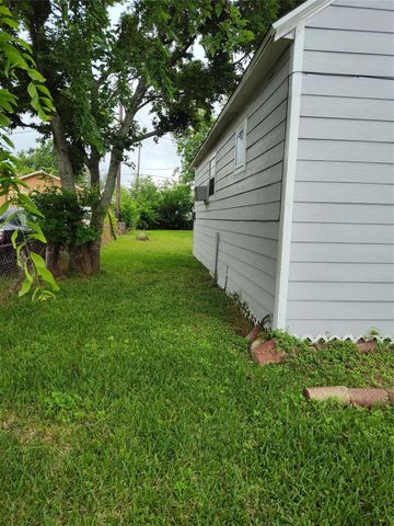 527 W 6th Street, Freeport, TX 77541