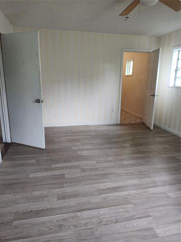 527 W 6th Street, Freeport, TX 77541