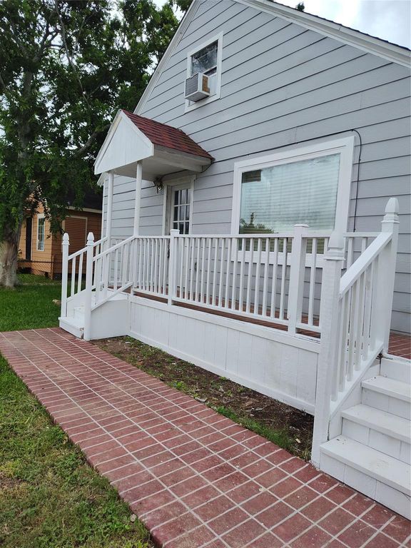 527 W 6th Street, Freeport, TX 77541