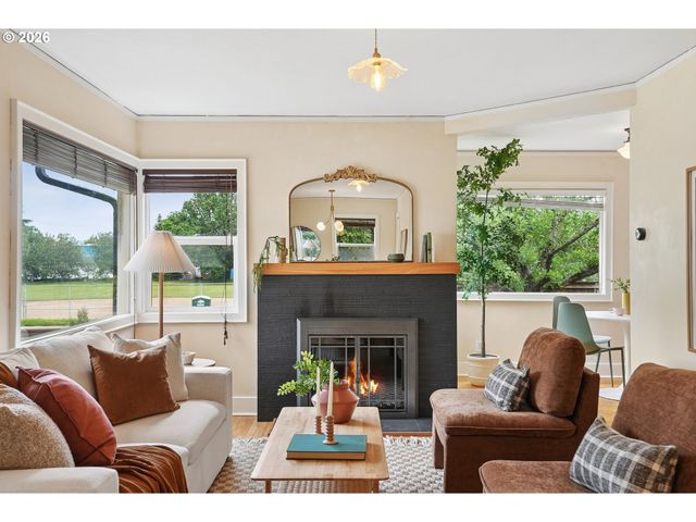 10247 N SMITH St, Portland, OR 97203
