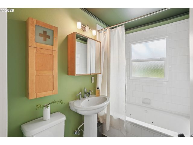 10247 N SMITH St, Portland, OR 97203