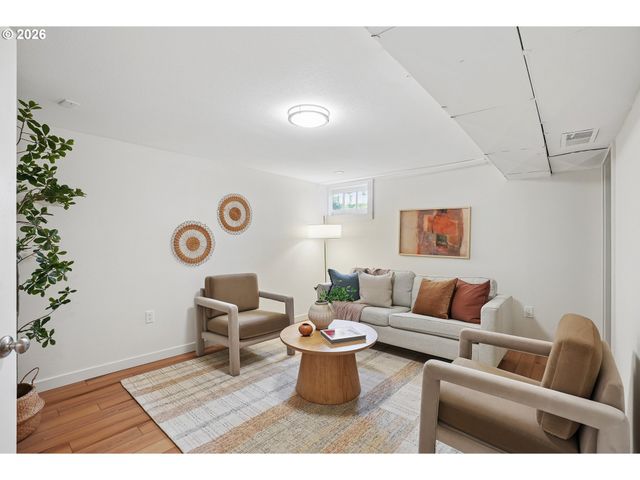 10247 N SMITH St, Portland, OR 97203