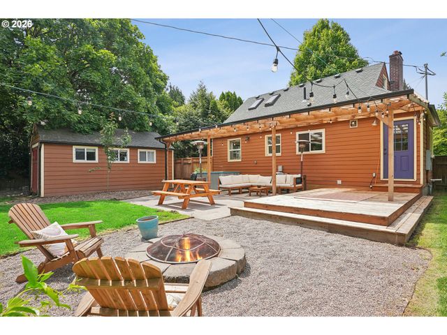 10247 N SMITH St, Portland, OR 97203
