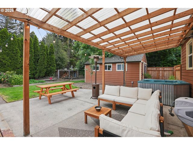 10247 N SMITH St, Portland, OR 97203