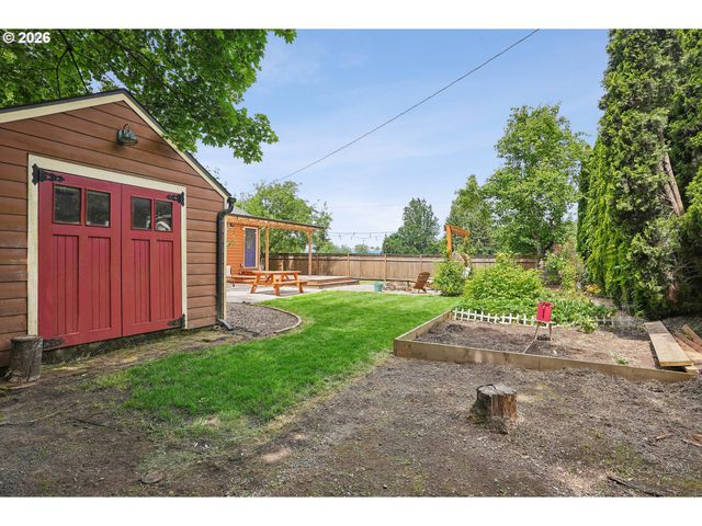 10247 N SMITH St, Portland, OR 97203