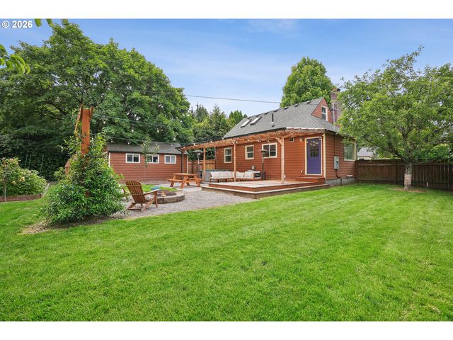 10247 N SMITH St, Portland, OR 97203