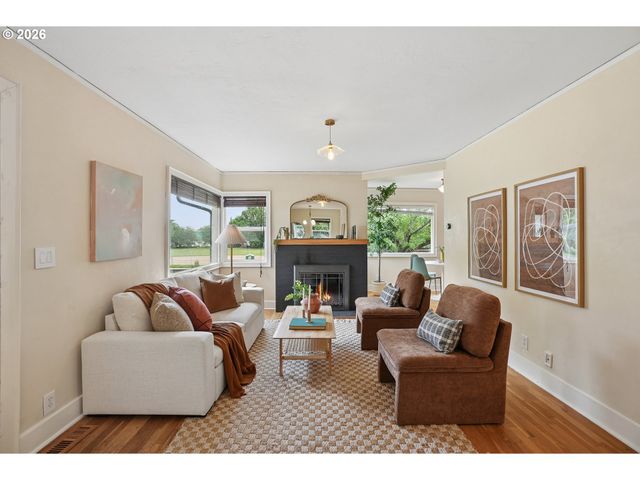 10247 N SMITH St, Portland, OR 97203