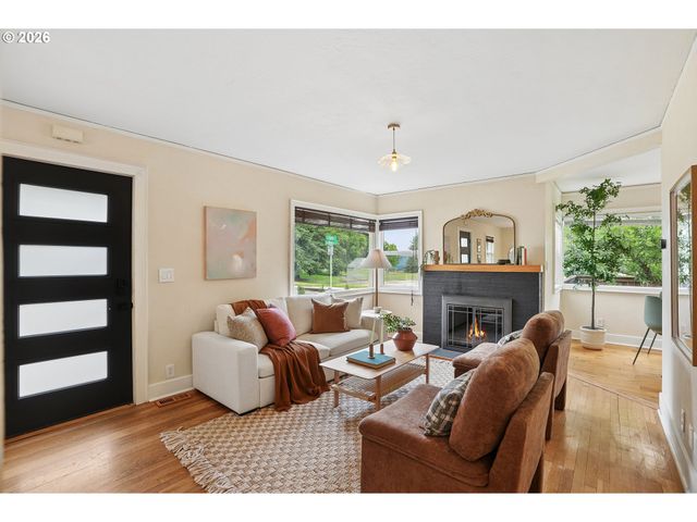 10247 N SMITH St, Portland, OR 97203