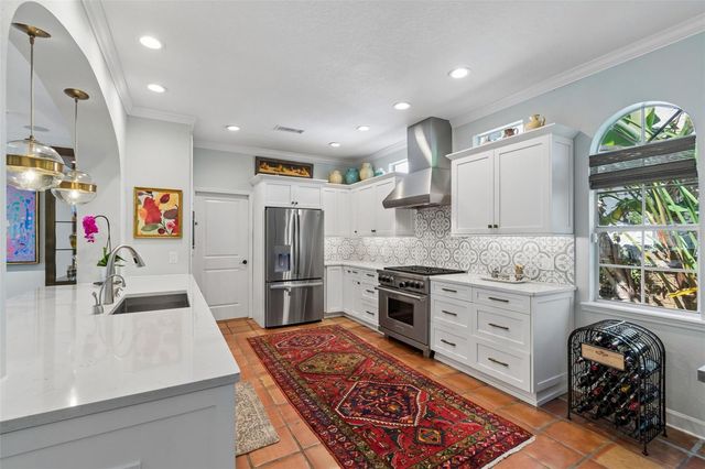 2941 W BAYSHORE COURT, Tampa, FL 33611