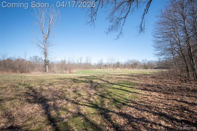825 W Rose Center Road, Holly, MI 48442