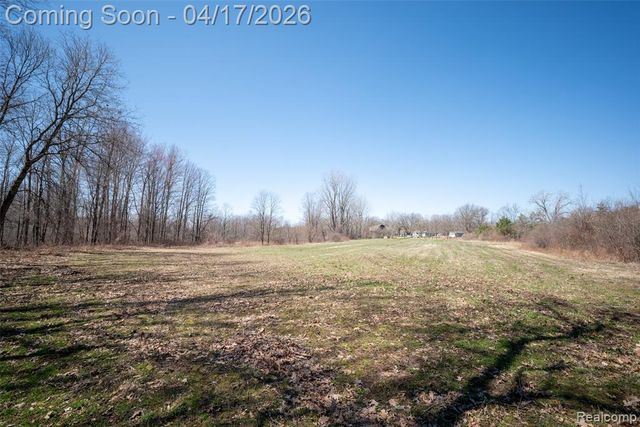 825 W Rose Center Road, Holly, MI 48442