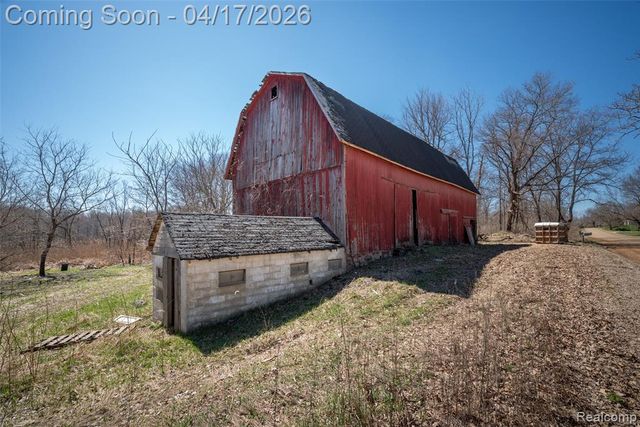 825 W Rose Center Road, Holly, MI 48442