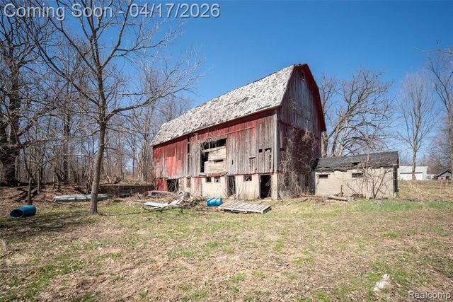 825 W Rose Center Road, Holly, MI 48442