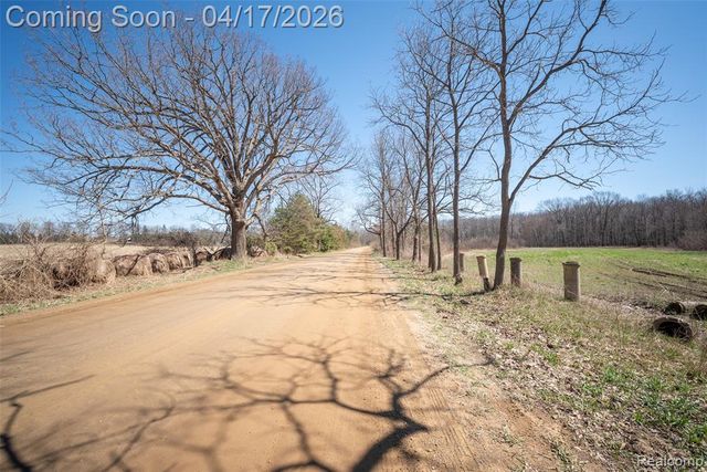 825 W Rose Center Road, Holly, MI 48442