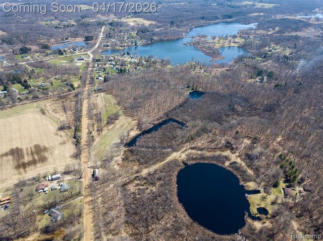825 W Rose Center Road, Holly, MI 48442