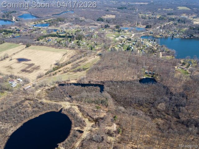 825 W Rose Center Road, Holly, MI 48442