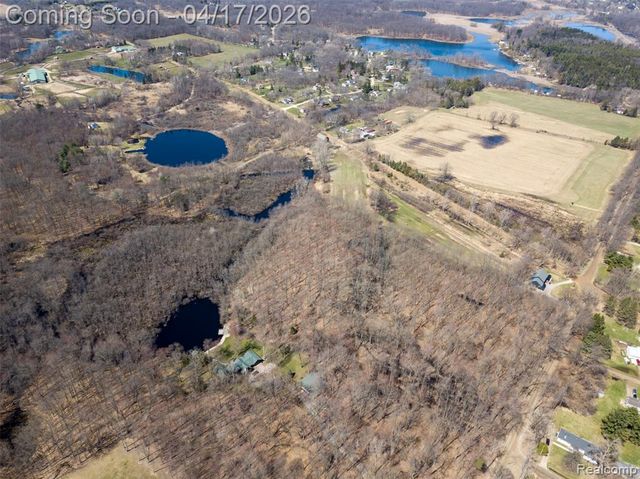 825 W Rose Center Road, Holly, MI 48442