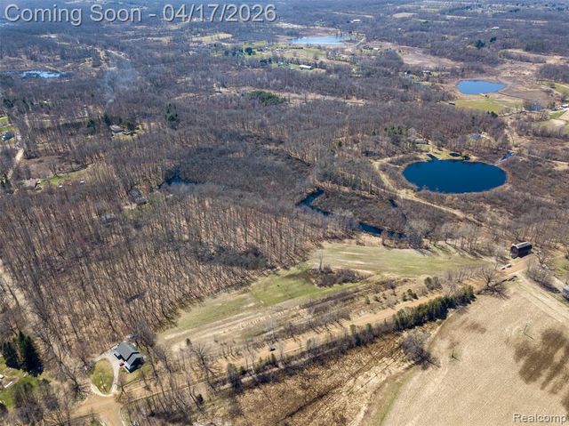 825 W Rose Center Road, Holly, MI 48442