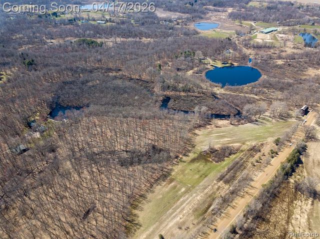 825 W Rose Center Road, Holly, MI 48442