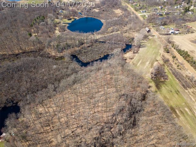 825 W Rose Center Road, Holly, MI 48442