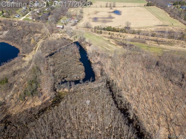 825 W Rose Center Road, Holly, MI 48442