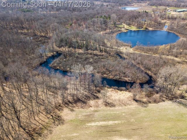 825 W Rose Center Road, Holly, MI 48442