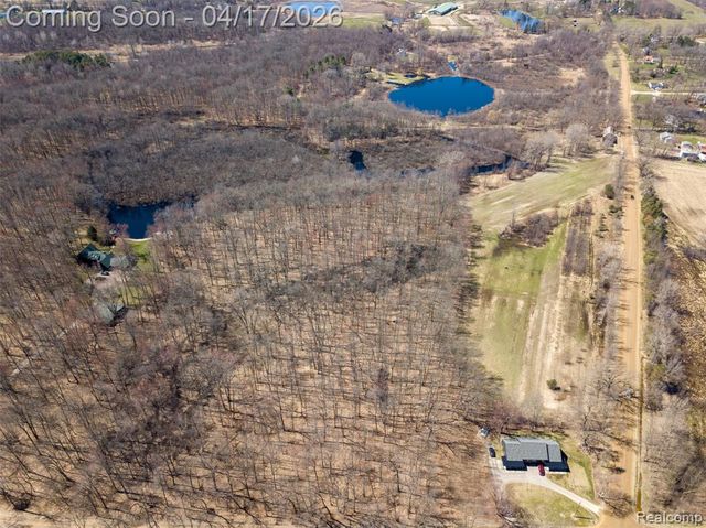 825 W Rose Center Road, Holly, MI 48442