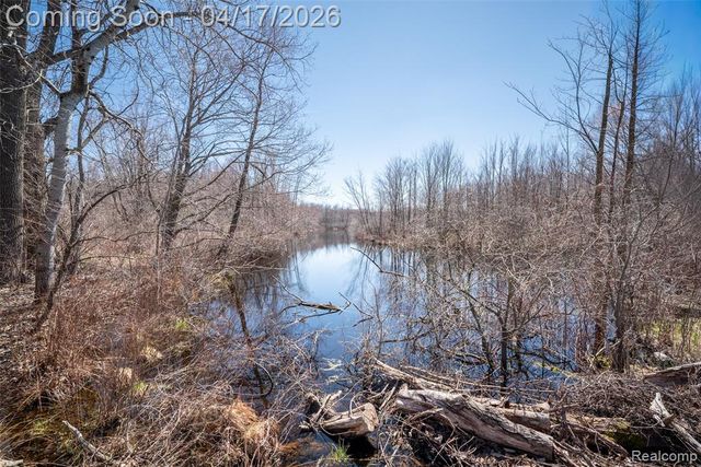 825 W Rose Center Road, Holly, MI 48442