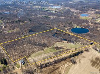 825 W Rose Center Road, Holly, MI 48442
