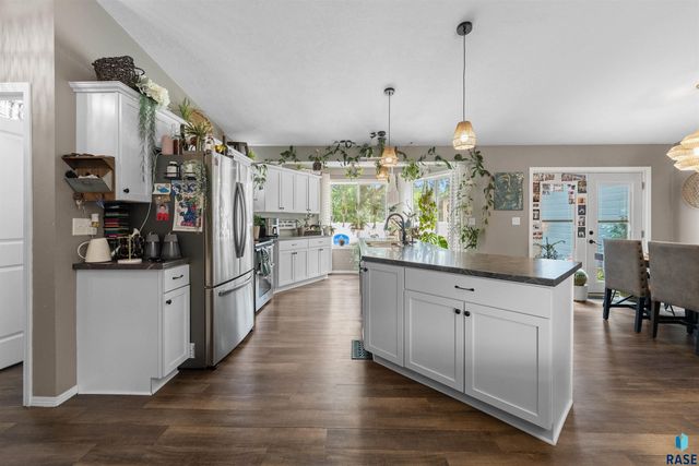 1501 E Sylvan Cir Circle, Brandon, SD 57005