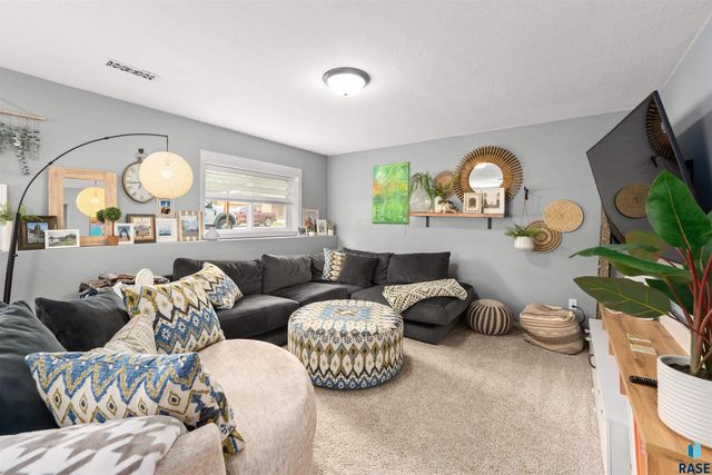 1501 E Sylvan Cir Circle, Brandon, SD 57005