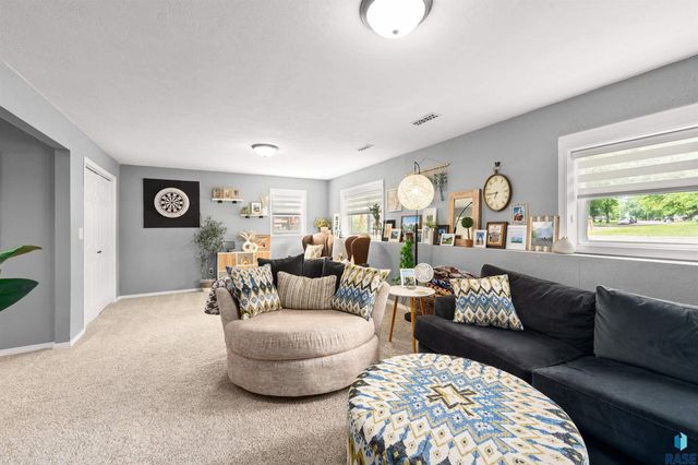 1501 E Sylvan Cir Circle, Brandon, SD 57005