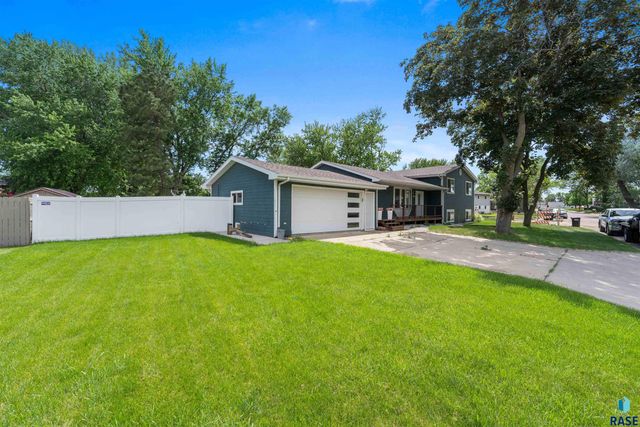 1501 E Sylvan Cir Circle, Brandon, SD 57005
