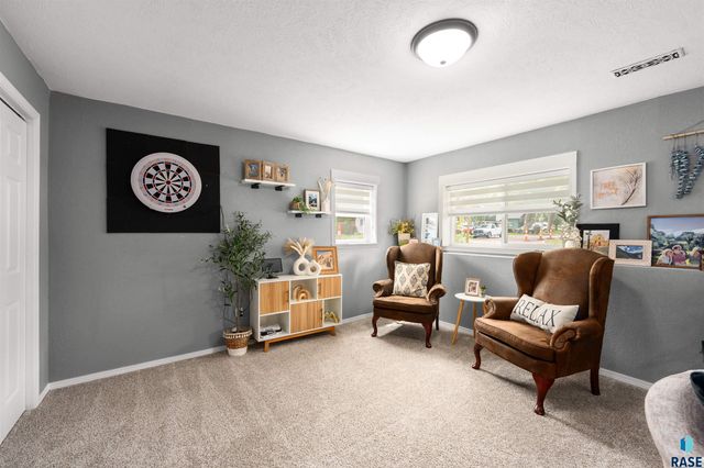 1501 E Sylvan Cir Circle, Brandon, SD 57005