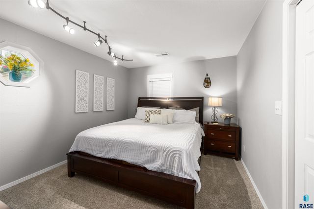 1501 E Sylvan Cir Circle, Brandon, SD 57005