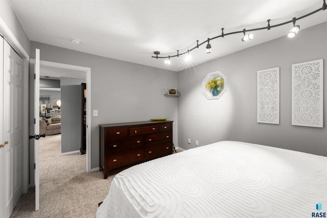 1501 E Sylvan Cir Circle, Brandon, SD 57005