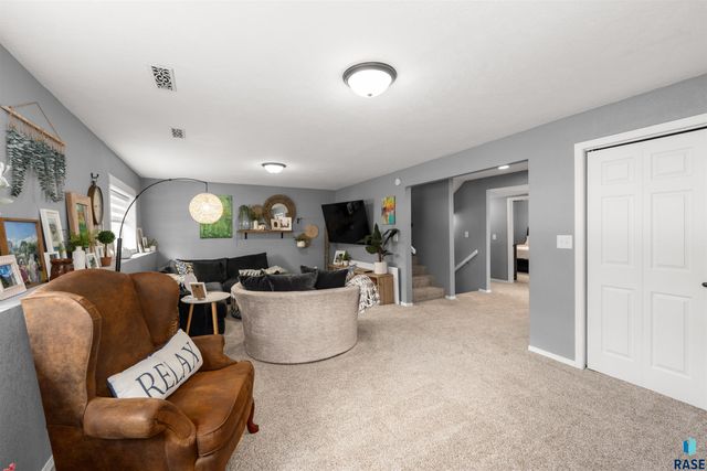 1501 E Sylvan Cir Circle, Brandon, SD 57005
