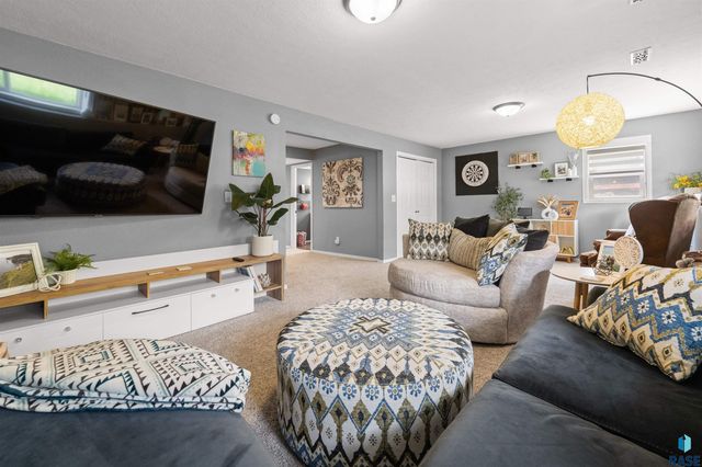 1501 E Sylvan Cir Circle, Brandon, SD 57005