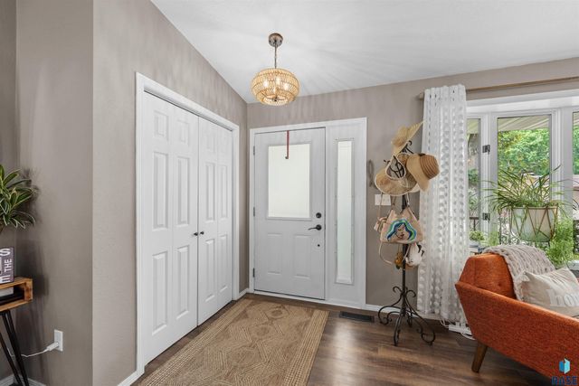 1501 E Sylvan Cir Circle, Brandon, SD 57005