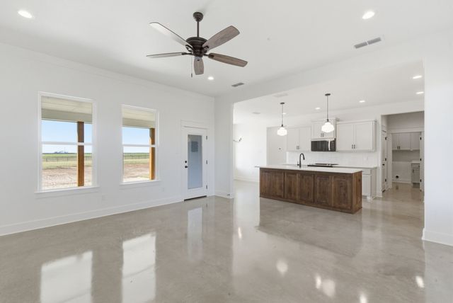 1005 Paramount Drive, Cresson, TX 76035