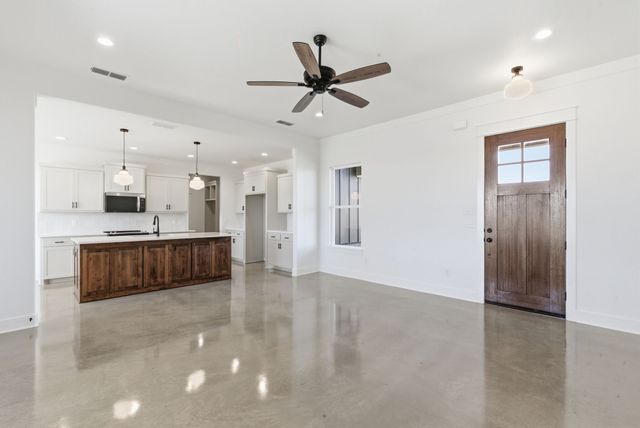 1005 Paramount Drive, Cresson, TX 76035