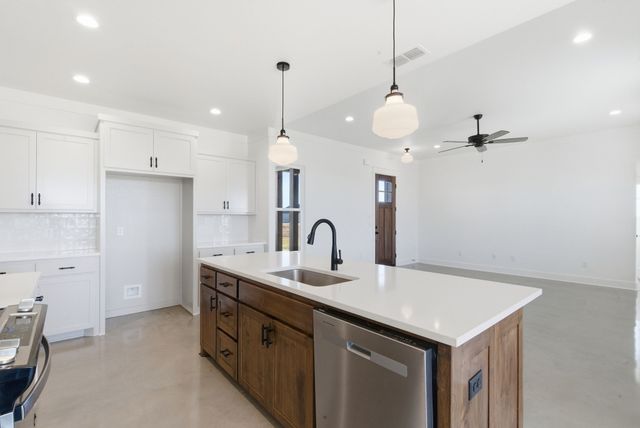 1005 Paramount Drive, Cresson, TX 76035