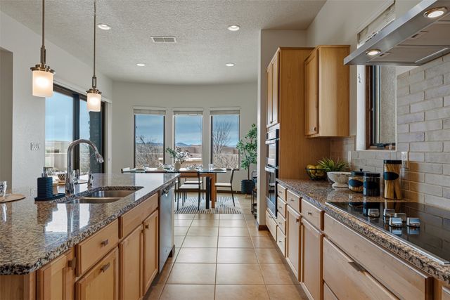 9 Camino Maravilla, Santa Fe, NM 87506