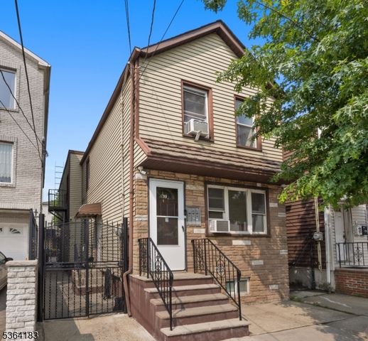97 Saint Charles St, Newark City, NJ 07105
