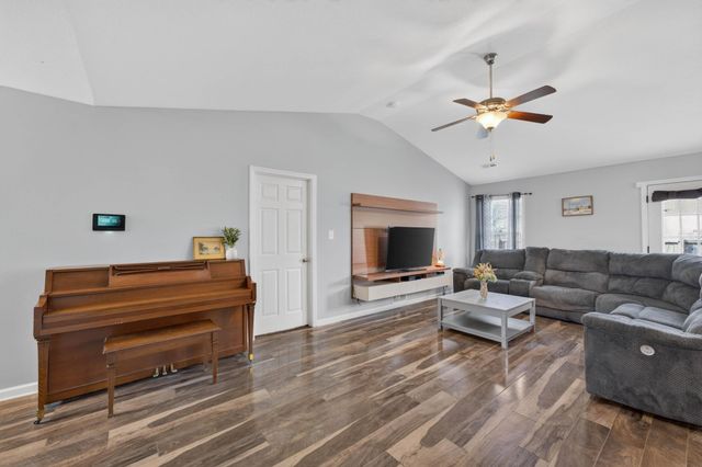 120 Bob White Trl, Oak Grove, KY 42262